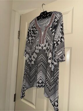 Mechant Black & White Geometric V-Neck Tunic with Red Trim